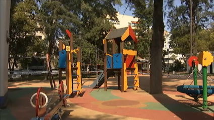 Espacio de juegos infantiles en el céntrico parque pacense de Castelar.