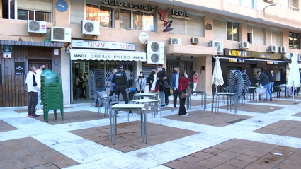 La policía local de Badajoz vigila el cumplimiento del horario de cierre en los bares del centro 