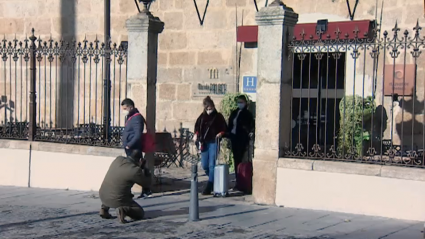 Turistas saliendo de un hotel en Mérida