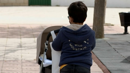 Un niño paseando a su hermano pequeño