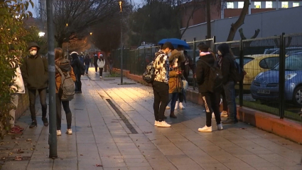 Estudiantes de Secundaria a las puertas de su instituto