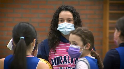 Alicia Morales entrenando a jugadoras de la cantera