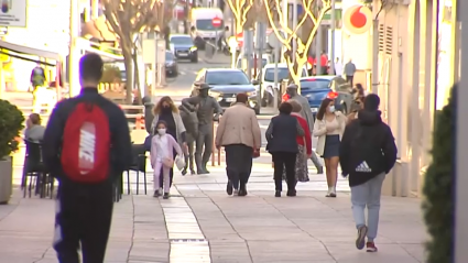 Gente paseando por Villanueva de la Serena