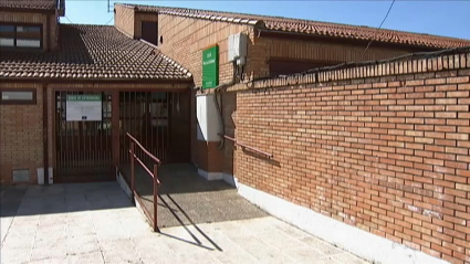 Fachada del colegio de Burguillos del Cerro