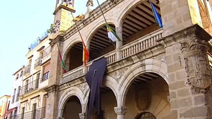 El ayuntamiento de Plasencia en recuerdo a las víctimas del covid