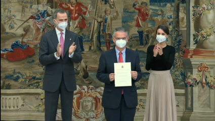 José Luis Quintana recibe el premio de manos de los Reyes