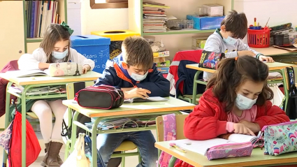 Alumnos en su clase del CEIP Trajano de Mérida