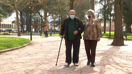 José Jiménez y su mujer Isabel Contreras pasean en un parque de Badajoz.