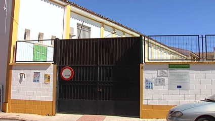 Fachada del colegio San Francisco de Almendralejo, en cuya biblioteca comenzará mañana un cribado masivo.