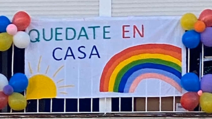 Uno de los carteles de "Quédate en casa" que se colgaron en los balcones durante el confinamiento 