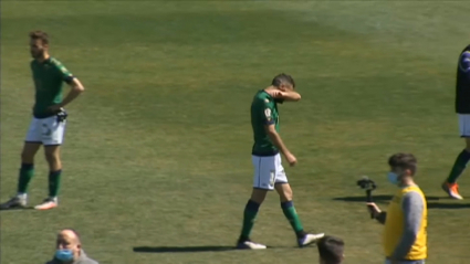 Dani Martínez desolado tras el pitido final en el duelo ante el Talavera