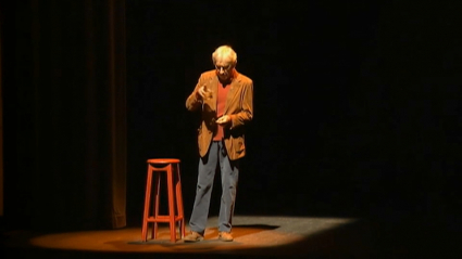 José Sacristán interpretando 'Señora de rojo' en el Teatro López de Ayala de Badajoz.