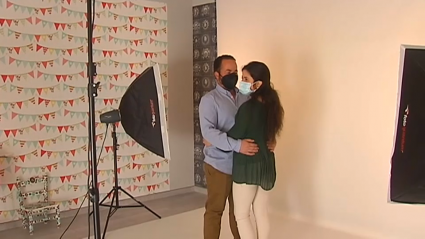 Pareja posando en las pruebas fotográficas de su boda