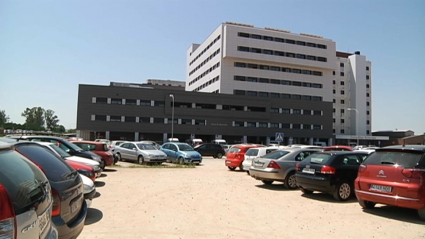 Vista del aparcamiento del Hospital Universitario de Badajoz.