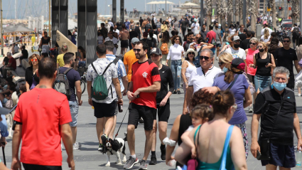 La gente pasea sin mascarilla por el paseo marítimo de Tel Aviv este sábado tras el ritmo de vacunación del país