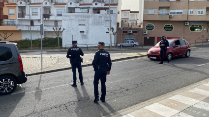 Agentes vigilando el cumplimiento de las cuarentenas en Plasencia