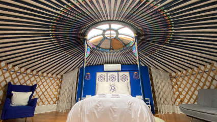 Interior de una de las 'yurtas' de Castañar de Ibor