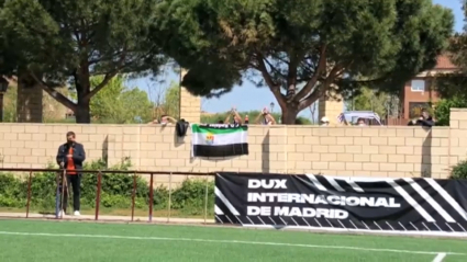 Aficionados del Badajoz presenciando el partido desde fuera del estadio