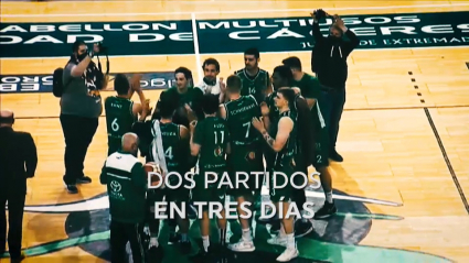 La plantilla del Cáceres celebra la victoria del pasado domingo ante Canoe