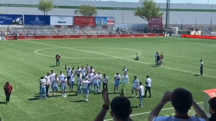 La plantilla del Badajoz celebra el campeonato de la segunda fase junto a sus aficionados en el Estadio Matapiñonera