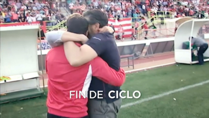 Juan García celebrando el ascenso a Segunda B en la temporada 2017-18