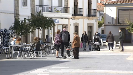 Vecinos de Malpartida de Cáceres paseando esta semana por la plaza Mayor del municipio.