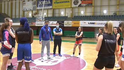 Raúl Pérez dando una charla en el entrenamiento