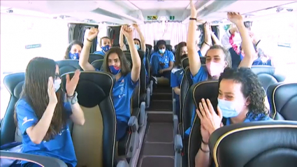 Las jugadoras del Miralvalle en el bus dirección Leganés