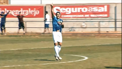 Neftalí celebra un gol con la camiseta del Azuaga