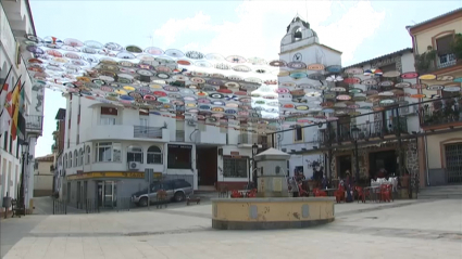 Plaza de Valdecballeros con sus toldos de ganchillo