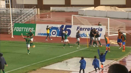 Los jugadores del Villanovense celebran el 2-0 ante el Navalcarnero.