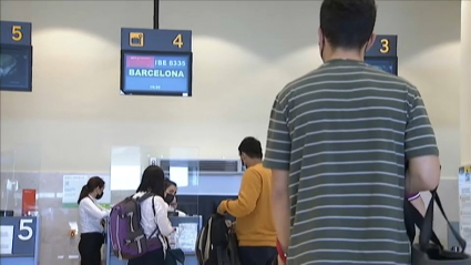 Pasajeros esperando para facturar en el aeropuerto de Badajoz.