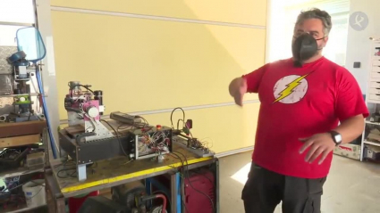 Edu, en su garaje con una impresora 3D creada por él