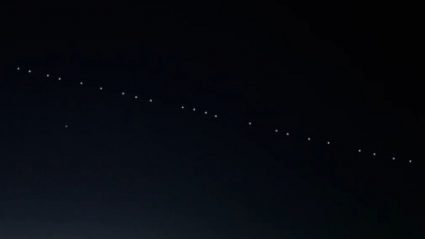 Satélites cruzando el cielo