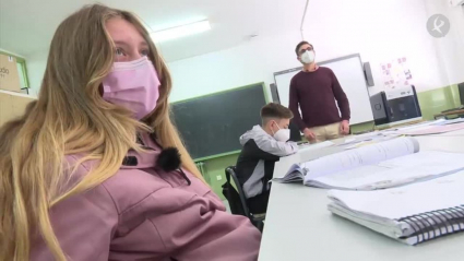 Alumnos y profesor en un aula del instituto de Valverde del Fresno