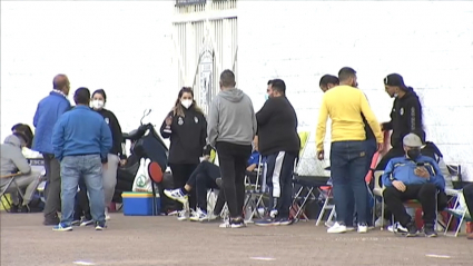 Unos 800 aficionados hacen cola en el Estadio Nuevo Vivero