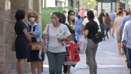 Personas caminando por la calle 