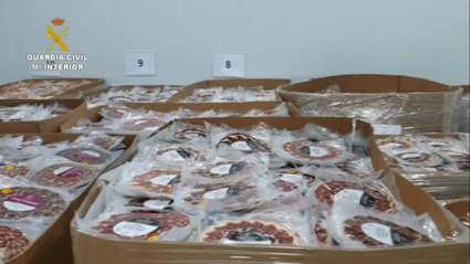 Parte de la mercancía intervenida por agentes del Seprona de la Comandancia de la Guardia Civil de Madrid. Envases de productos ibéricos falsos.