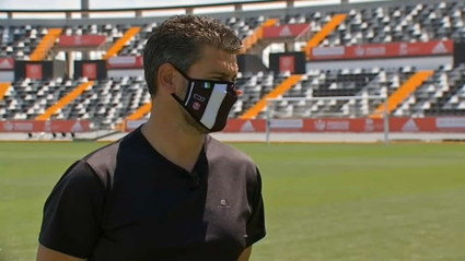 Fernando Estévez atendiendo a Extremadura Deportes