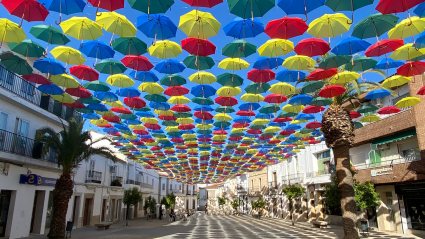 Los paraguas cubren las calles de Malpartida