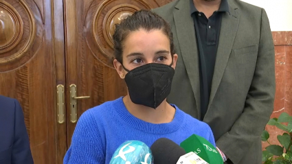 Miriam Casillas atendiendo a los medios de comunicación