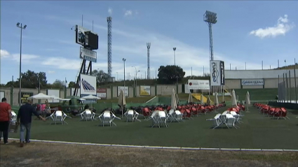 Los aficionados cacereños iban a ver el partido en un pantalla gigante en el Príncipe Felipe