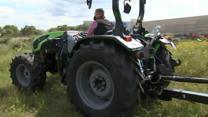 Un trabajador maneja una maquinaria agrícola