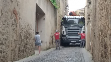 Camión grúa en la calle Adarve de la Estrella