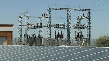 Estación eléctrica junto a placas solares