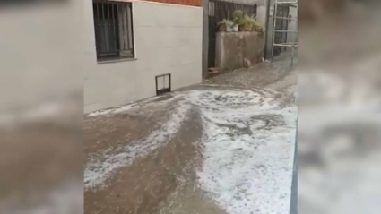 Calle de Guijo de Galisteo anegada por el agua