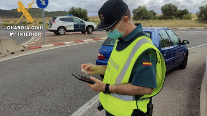 Guardia civil durante un control de tráfico 