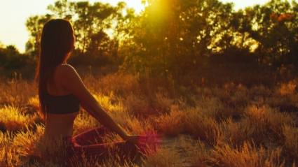 mujer meditando en el campo