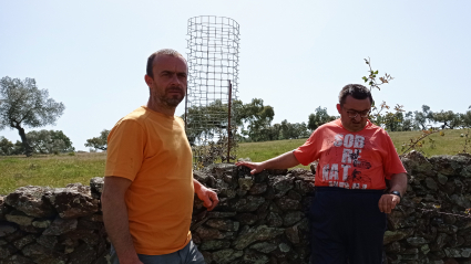 Toni y Emilio Gómez en una pared de piedra seca de La  Pimienta
