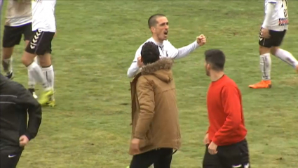 Aarón Fernández celebra un gol con la UP Plasencia esta temporada